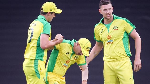David Warner injured his groin while fielding during India’s runs chase in Sydney in 2nd ODI(Twitter) David Warner injured his groin while fielding during India’s runs chase in Sydney in 2nd ODI(Twitter)