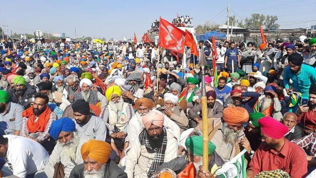 Farmers protesting at the Singhu border between Haryana and Delhi on Sunday.(Neeraj/HT Photo)