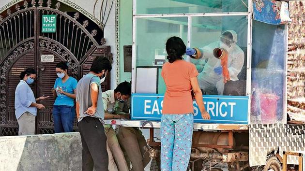 Currently, over 220,000 people live in Delhi’s 5,200-odd containment zones spread across the city’s 11 revenue districts.(File Photo)