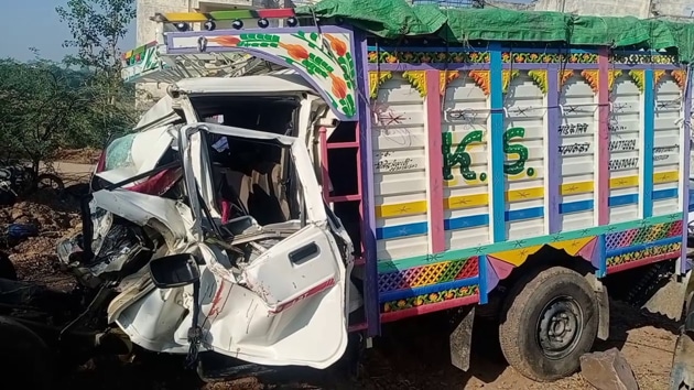 The pick-up truck was badly damaged in the collision.(HT PHOTO)