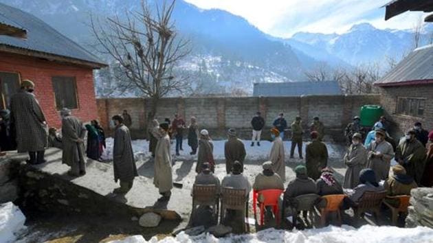 The contest is between the newly launched People’s Alliance for Gupkar Declaration, the BJP and the Apni Party floated by former finance minister Altaf Bukhari.(PTI) The contest is between the newly launched People’s Alliance for Gupkar Declaration, the BJP and the Apni Party floated by former finance minister Altaf Bukhari.(PTI)
