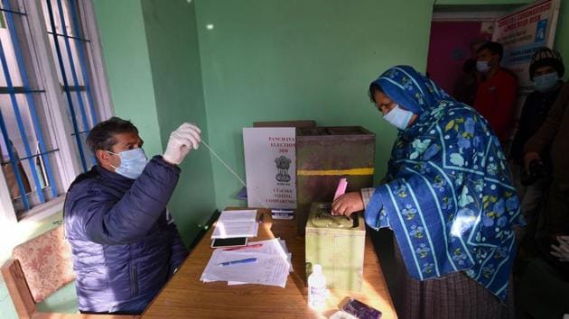 A woman casts her vote for the first phase of the District Development Council (DDC) elections, at Gund in Ganderbal district of central Kashmir. The polls are the first political exercise in the Union Territory after the Centre revoked the erstwhile state's special status in August last year.(PTI) A woman casts her vote for the first phase of the District Development Council (DDC) elections, at Gund in Ganderbal district of central Kashmir. The polls are the first political exercise in the Union Territory after the Centre revoked the erstwhile state's special status in August last year.(PTI)