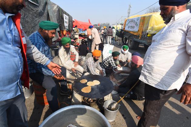 Farmers preparing meals for themselves and co-protesters during farm reform law protests at Singhu Delhi-Haryana Border, in New Delhi, India, on Sunday.(Raj K Raj/HT PHOTO) Farmers preparing meals for themselves and co-protesters during farm reform law protests at Singhu Delhi-Haryana Border, in New Delhi, India, on Sunday.(Raj K Raj/HT PHOTO)