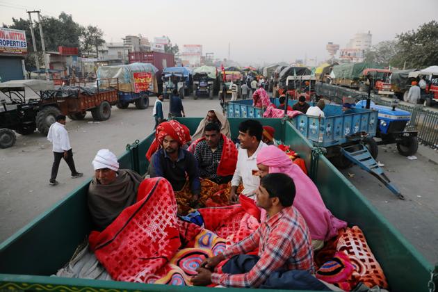 Farmers rest inside a trailer at a site of a protest against the newly passed farm bills at Singhu border near Delhi.(REUTERS) Farmers rest inside a trailer at a site of a protest against the newly passed farm bills at Singhu border near Delhi.(REUTERS)