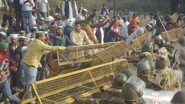 Police personnel reinforce barricades as Bharatiya Kisan Union (BKU) members attempt to break past them at the Delhi-UP Gate border in Ghaziabad on Sunday. (Photo by Sakib Ali /Hindustan Times) Police personnel reinforce barricades as Bharatiya Kisan Union (BKU) members attempt to break past them at the Delhi-UP Gate border in Ghaziabad on Sunday. (Photo by Sakib Ali /Hindustan Times)