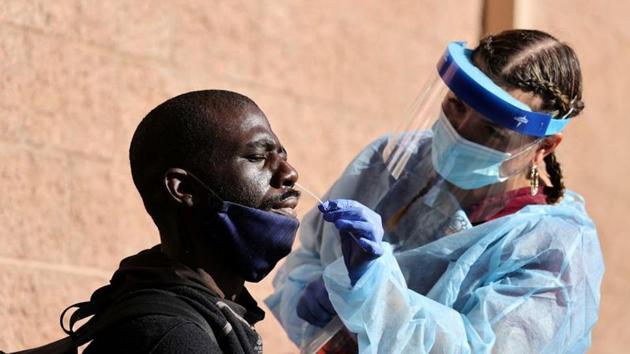 A man takes a coronavirus test at a Los Angeles Mission homeless shelter Thanksgiving meal giveaway, as the global outbreak of the coronavirus disease (Covid-19) continues, in Los Angeles, California, U.S., November 25, 2020.(Reuters photo) A man takes a coronavirus test at a Los Angeles Mission homeless shelter Thanksgiving meal giveaway, as the global outbreak of the coronavirus disease (Covid-19) continues, in Los Angeles, California, U.S., November 25, 2020.(Reuters photo)