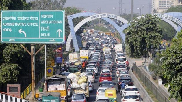 Traffic jam at Sector 14A due road blockage by protesting farmers against the new farm laws, in Noida, India, on Saturday.(Sunil Ghosh / Hindustan Times) Traffic jam at Sector 14A due road blockage by protesting farmers against the new farm laws, in Noida, India, on Saturday.(Sunil Ghosh / Hindustan Times)