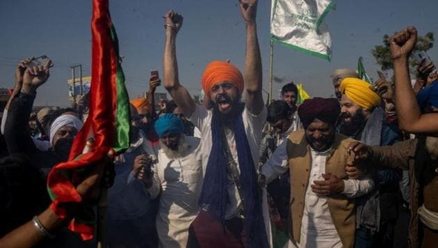 Farmers shout slogans after burning an effigy during a protest against the newly passed farm bills at Singhu border near Delhi, India.(REUTERS) Farmers shout slogans after burning an effigy during a protest against the newly passed farm bills at Singhu border near Delhi, India.(REUTERS)