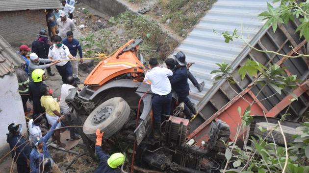 Driver rescued after 2 hours of container toppling at Mumbra bypass ...