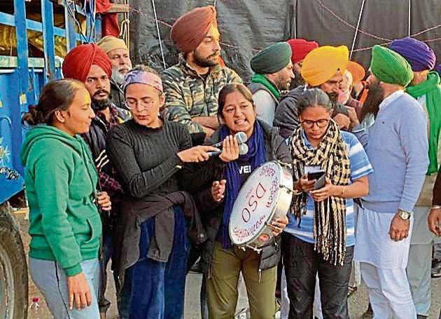 Jagjit Kaur Nikki sings a song at the Kundli border in New Delhi on Sunday.(HT photo)