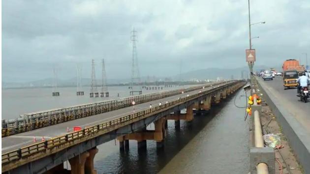The woman was throwing the Nirmalya (flowers used in religious rituals) in the creek. Suddenly, after experiencing dizziness, she fell from the bridge. (HT FILE) The woman was throwing the Nirmalya (flowers used in religious rituals) in the creek. Suddenly, after experiencing dizziness, she fell from the bridge. (HT FILE)