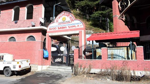 The crematorium at Kanlog near Shimla that is struggling to cope with double the number of bodies being brought for the last rites as Covid-19 fatalities has seen a rise in the state capital.(Deepak Sansta/HT)