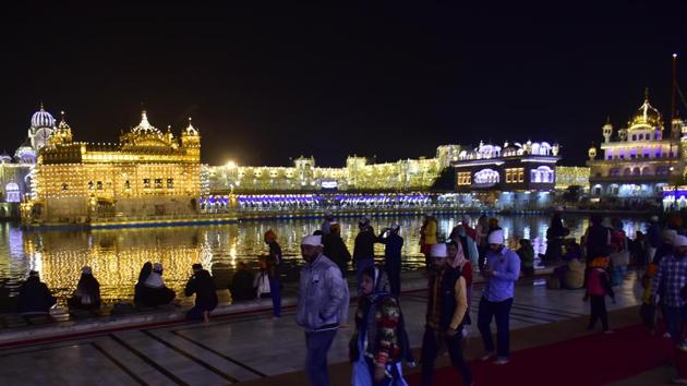 Devotees seen at Golden Temple on the eve of Gurpurab in Amritsar, Punjab on Sunday.(Sameer Sehgal/HT Photo)