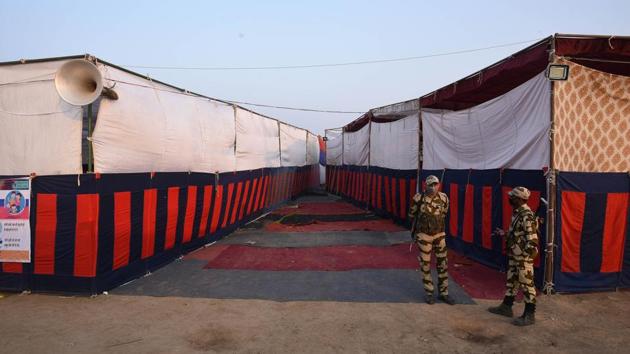 Police personnel keep vigil at Sant Nirankari Ground in Burari, New Delhi on November 30. A small section of the protesting farmers, who had reached Nirankarai Samagam Ground on November 28, continue their protest there while the majority of the march’s participants remain at the capital’s borders. (Biplov Bhuyan / HT Photo)