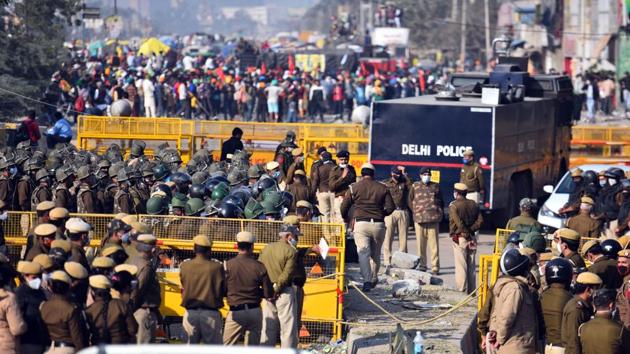 Heavy police deployment as farmers camp at Singhu Border in protest over the farm reform laws, near New Delhi.(Raj K Raj/HT PHOTO)