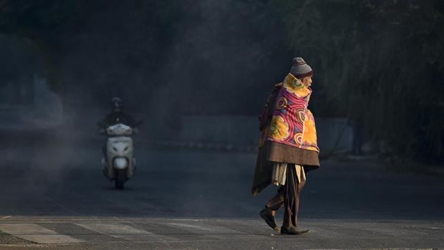A man wrapped in a blanket crosses a road in Nizamuddin in New Delhi on November 27. Delhi recorded a minimum of 7 degrees Celsius on November 29. This is the seventh day this month that the minimum temperature remained below 10 degrees Celsius. (Biplov Bhuyan / HT Photo) A man wrapped in a blanket crosses a road in Nizamuddin in New Delhi on November 27. Delhi recorded a minimum of 7 degrees Celsius on November 29. This is the seventh day this month that the minimum temperature remained below 10 degrees Celsius. (Biplov Bhuyan / HT Photo)