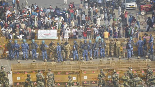 Farmers from western Uttar Pradesh in a face-off with police personnel at Ghazipur om the Delhi-UP border on Monday.(Sakib Ali/HT PHOTO) Farmers from western Uttar Pradesh in a face-off with police personnel at Ghazipur om the Delhi-UP border on Monday.(Sakib Ali/HT PHOTO)