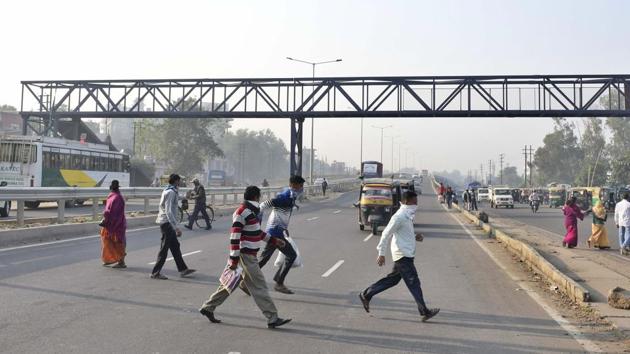Pedestrians risking their lives while crossing National Highway-44 near Sherpur Chowk in Ludhiana.(Harsimar Pal Singh/HT)