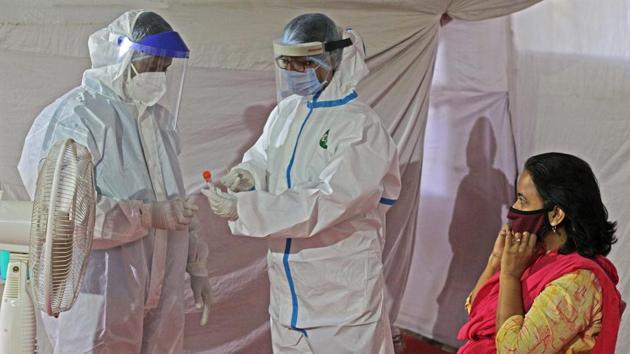 Health workers take swab samples at a Covid 19 testing centre in Pune. (Ravindra Joshi/HT PHOTO) Health workers take swab samples at a Covid 19 testing centre in Pune. (Ravindra Joshi/HT PHOTO)