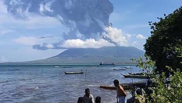 Residents gather to watch as Mount Ili Lewotolok spews ash during a volcanic eruption in Lembata, East Nusa Tenggara on November 29, 2020.(AFP Photo)