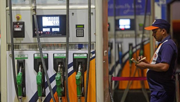 The gradual rise in fuel prices in the city started from November 21 and it may cross ₹90 per litre in the coming week.(HT FILE PHOTO)