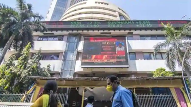 A man walks wearing a mask next to the Bombay stock exchange building. (Pratik Chorge/HT Photo) A man walks wearing a mask next to the Bombay stock exchange building. (Pratik Chorge/HT Photo)