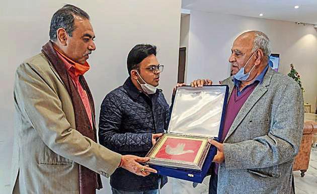 Former Ranji Trophy cricketer Subhash Mahajan (right) and UTCA chief Sanjay Tandon presenting a memento to BCCI secretary Jay Shah (centre) at Mahajan Cricket Ground.(HT PHOTO)