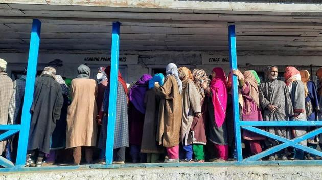 Voters in a queue to cast their vote during the second phase of District Development Council elections in Kangan area of Ganderbal on Tuesday.(Waseem Andrabi/HT Photo) Voters in a queue to cast their vote during the second phase of District Development Council elections in Kangan area of Ganderbal on Tuesday.(Waseem Andrabi/HT Photo)