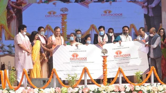 Assam chief minister Sarbananda Sonowal (centre) hands over a cheque to a beneficiary of the Orunodoi scheme in Amingaon on the outskirts of Guwahati on Tuesday.(Photo: Himanta Biswa Sarma/Twitter) Assam chief minister Sarbananda Sonowal (centre) hands over a cheque to a beneficiary of the Orunodoi scheme in Amingaon on the outskirts of Guwahati on Tuesday.(Photo: Himanta Biswa Sarma/Twitter)