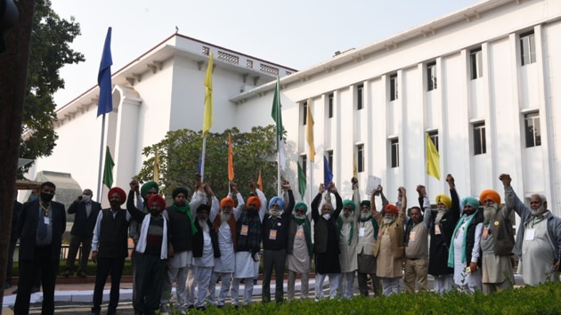 Farmer unions leaders arrive at Vigyan bhawan for talks with government in New Delhi on Tuesday. (Photo by Arvind Yadav/ Hindustan Times)