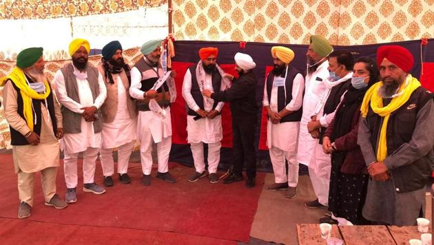 Ropar MLA Amarjit Sandoa (centre) being welcomed back by Punjab Aam Aadmi Party legislature party leader Harpal Singh Cheema and Punjab affairs in-charge Jarnail Singh along with party legislators from the state in New Delhi on Tuesday.(HT Photo)
