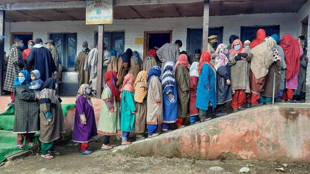 Voters in a queue to cast their vote during the second phase of District Development Council elections in Kangan area of Ganderbal on Tuesday.(Waseem Andrabi/HT Photo) Voters in a queue to cast their vote during the second phase of District Development Council elections in Kangan area of Ganderbal on Tuesday.(Waseem Andrabi/HT Photo)