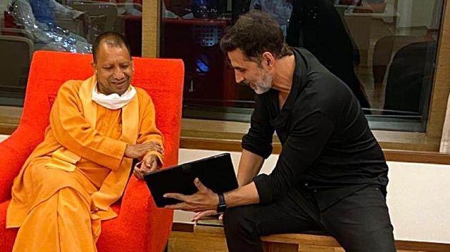 Bollywood actor Akshay Kumar calls on Uttar Pradesh chief minister Yogi Adityanath in Mumbai on Tuesday.(ANI) Bollywood actor Akshay Kumar calls on Uttar Pradesh chief minister Yogi Adityanath in Mumbai on Tuesday.(ANI)