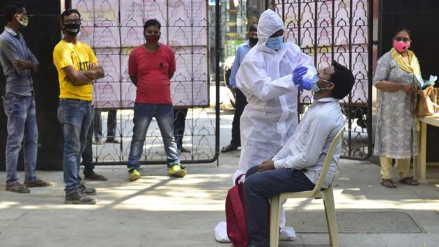 Rapid antigen tests being conducted at Dadar.(Anshuman Poyrekar/HT Photo)