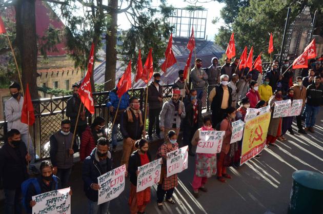 CITU activists raise slogans during a protest in support of farmers in Shimla on Tuesday.(Deepak Sansta/HT) CITU activists raise slogans during a protest in support of farmers in Shimla on Tuesday.(Deepak Sansta/HT)