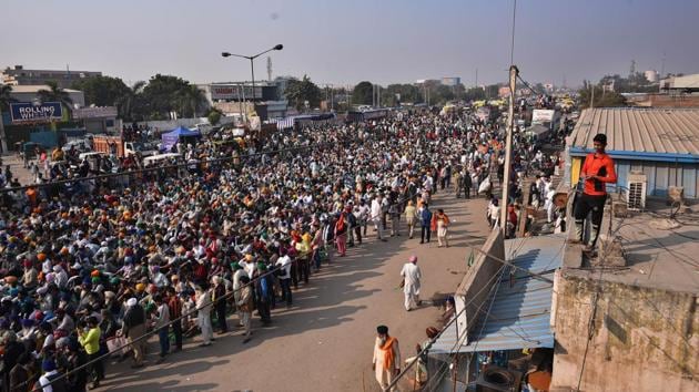 Farmers congregate during day five of protests against the new farm reform laws at Singhu border in New Delhi on November 30. Farmer leaders at Singhu Border held a press briefing on November 29 and announced that they would block three more borders to be heard. These farmers had marched up to Delhi on November 27 but were not allowed to enter the city, leading to violent clashes between them and the Delhi Police, HT reported. (Biplov Bhuyan / HT Photo)
