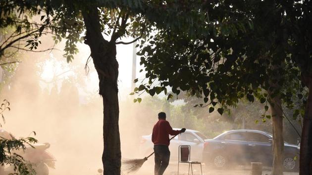 This November saw nine ‘severe’ air quality days, as compared to seven last year. Also this year, Delhi had six consecutive ‘severe’ days from November 5-10, the longest ‘severe’ spell seen in the city since 2016.(Arvind Yadav/HT PHOTO)
