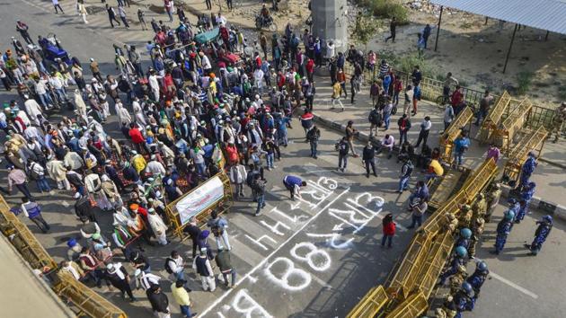 The farmers put up notices and wrote on the main Ghazipur Road, which is blocked, saying “section 288 of the Bhartiya Kisan Union is in effect here. (PTI) The farmers put up notices and wrote on the main Ghazipur Road, which is blocked, saying “section 288 of the Bhartiya Kisan Union is in effect here. (PTI)