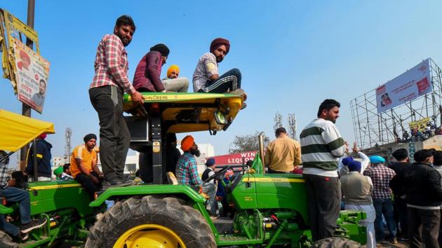 Farmers protest at the Singhu border during their ongoing Dilli Chalo agitation, in New Delhi on Monday.(PTI)