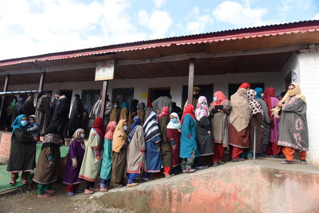 Residents waiting in long queues to cast their vote during the second phase of District Development Council elections in Kangar area of Ganderbal on Tuesday. (Waseem Andrabi/HT) Residents waiting in long queues to cast their vote during the second phase of District Development Council elections in Kangar area of Ganderbal on Tuesday. (Waseem Andrabi/HT)