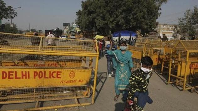 VIsuals of the clashes between farmers and police showed scores of protesters trying to wade through the heavy security, removing barricades and forcing their way ahead in a bid to reach Delhi.(AP) VIsuals of the clashes between farmers and police showed scores of protesters trying to wade through the heavy security, removing barricades and forcing their way ahead in a bid to reach Delhi.(AP)