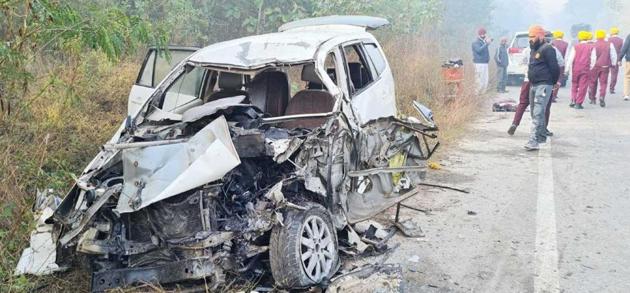 The mangled remains of the Toyota Innova that the pipe band was travelling in when it was hit by a speeding truck at Jalah Majra village in Machhiwara, Ludhiana. on Tuesday.(HT Photo) The mangled remains of the Toyota Innova that the pipe band was travelling in when it was hit by a speeding truck at Jalah Majra village in Machhiwara, Ludhiana. on Tuesday.(HT Photo)