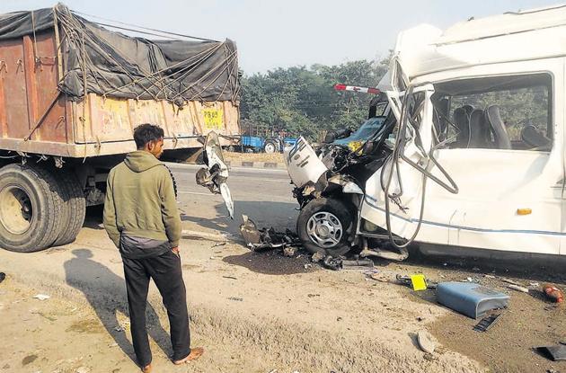 The wedding party’s tempo traveller that rammed into a stationary truck near Libra village, Khanna. The truck driver fled after abandoning his vehicle.(HT Photo) The wedding party’s tempo traveller that rammed into a stationary truck near Libra village, Khanna. The truck driver fled after abandoning his vehicle.(HT Photo)