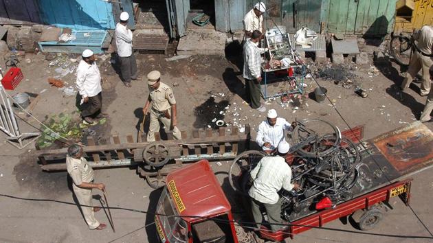 Local residents and police clear debris at the blast site in Malegaon, about 260 km northeast of Mumbai, on September 30, 2008.(File photo)