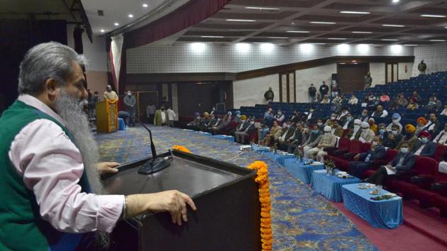 Cabinet minister Bharat Bhushan Ashu addressing the gathering during an interactive session at Guru Nanak Dev Bhawan in Ludhiana on Tuesday.(Gurpreet Singh/HT) Cabinet minister Bharat Bhushan Ashu addressing the gathering during an interactive session at Guru Nanak Dev Bhawan in Ludhiana on Tuesday.(Gurpreet Singh/HT)