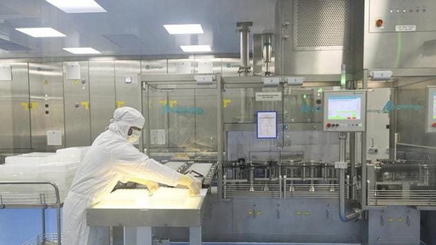 The SII has collaborated with Oxford University and AstraZeneca Plc in testing Covishield, the vaccine candidate they developed.(PTI Photo) The SII has collaborated with Oxford University and AstraZeneca Plc in testing Covishield, the vaccine candidate they developed.(PTI Photo)