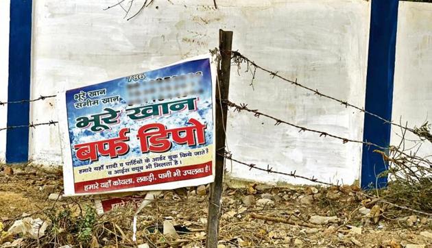 The plastic banner clings to the roadside fence. Bhure Khan Baraf Depot supplies ice in great quantity for wedding banquets—though any customer could also buy individual ice slabs directly from the stall, here on a pavement near Gurugram’s Sector 14 market.(HT photo) The plastic banner clings to the roadside fence. Bhure Khan Baraf Depot supplies ice in great quantity for wedding banquets—though any customer could also buy individual ice slabs directly from the stall, here on a pavement near Gurugram’s Sector 14 market.(HT photo)