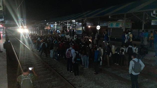 Rail roko started at around 5.15am at Palghar,Kelwe and Saphale stations over the change of timings of Dahanu suburban train services from Thursday.(Sourced) Rail roko started at around 5.15am at Palghar,Kelwe and Saphale stations over the change of timings of Dahanu suburban train services from Thursday.(Sourced)