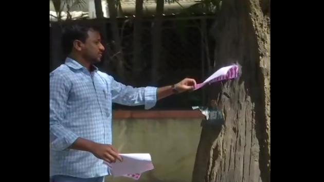 Every Sunday, Vinod Kartavya and his friends set out in the streets of Bengaluru to free the trees from posters. (ANI) Every Sunday, Vinod Kartavya and his friends set out in the streets of Bengaluru to free the trees from posters. (ANI)