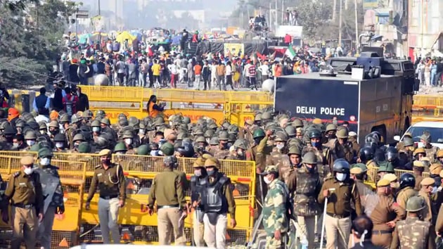 Hundreds of farmers affiliated to the Bharatiya Kisan Union (BKU) and other groups had gathered at the border on Tuesday evening.(Raj K Raj/HT Photo) Hundreds of farmers affiliated to the Bharatiya Kisan Union (BKU) and other groups had gathered at the border on Tuesday evening.(Raj K Raj/HT Photo)